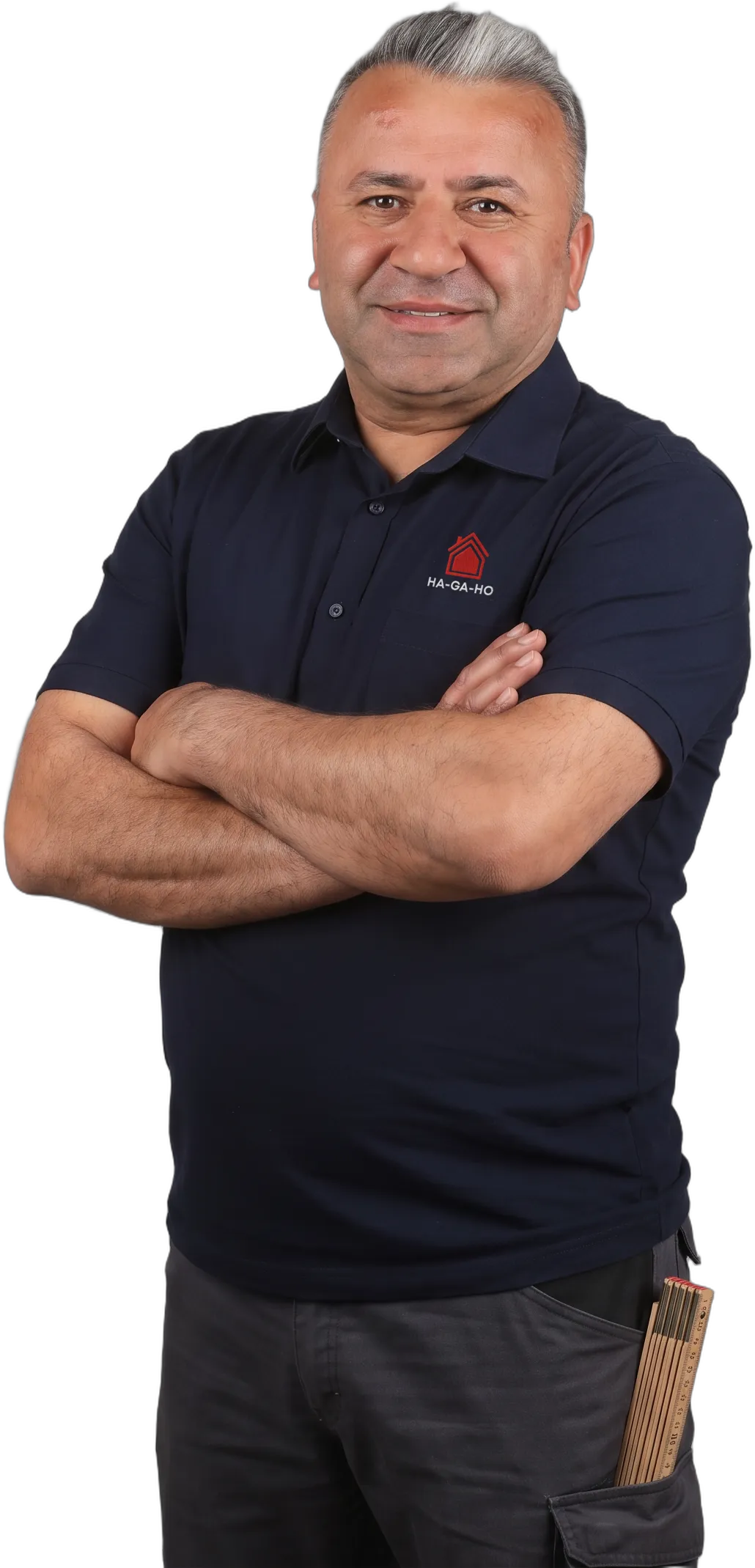 Mehmet Özdemir, Inhaber von HA-GA-HO, mit verschränkten Armen und dem Firmenlogo auf dem Hemd.
